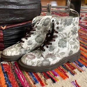 White Leather Rose Detail Dr. Martens 🦄